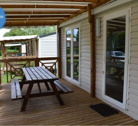 Une terrasse couverte équipée