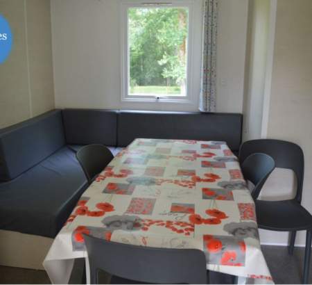 Coin repas avec table et banquette