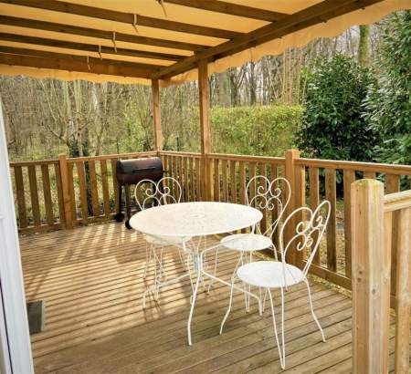 Une terrasse couverte avec salon de jardin