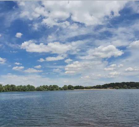 La plage vue du lac